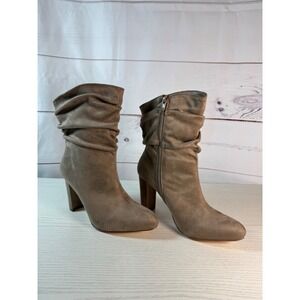 NEW Taupe Faux Suede Ankle Boots with Heel / Size 7 / Sku0153